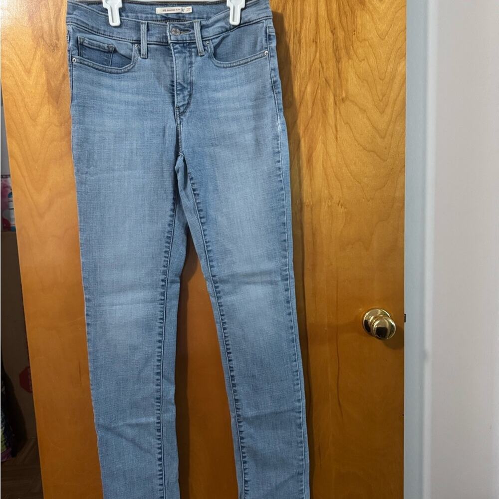 Levi's Women's Light Blue Skinny Jeans - size 27